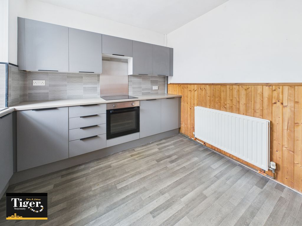 Property photo 3 of 10 Cam02176G0-Pr0794-Still003