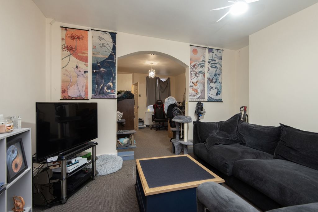 Property photo 3 of 12 Lounge