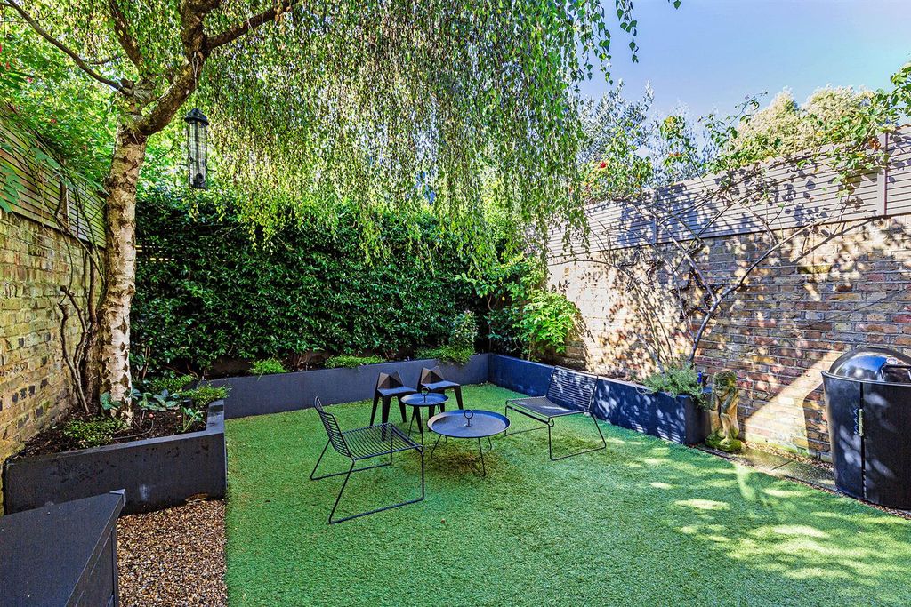 Property photo 2 of 23