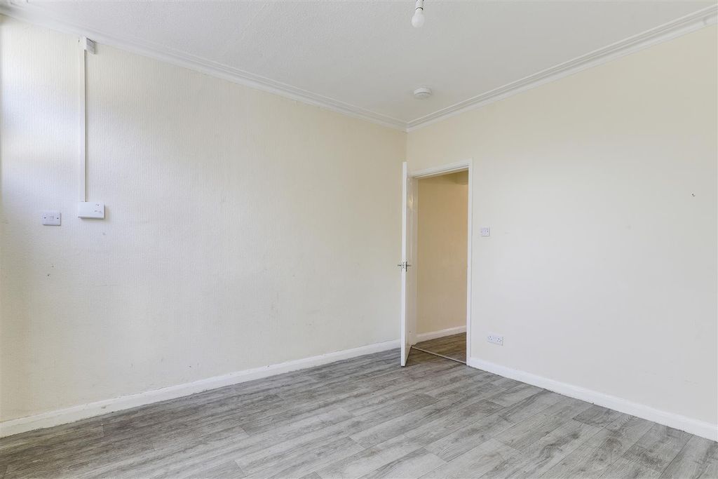 Property photo 3 of 12 4712.Jpg