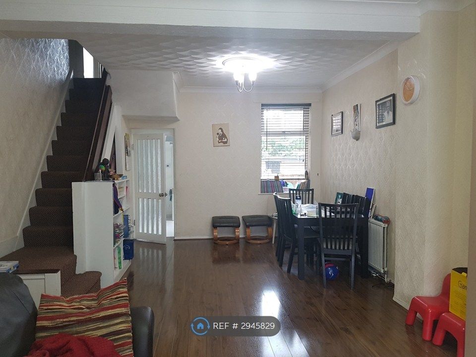 Property photo 1 of 7 Living / Dining 1