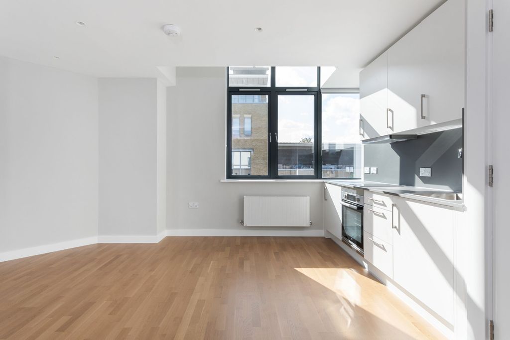 Property photo 3 of 10 Kitchen