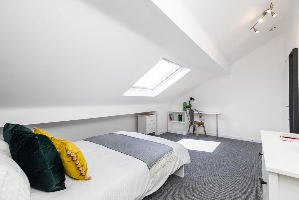 Property photo 2 of 14 Bright, Modern Attic Double Bedroom With Skylight ...