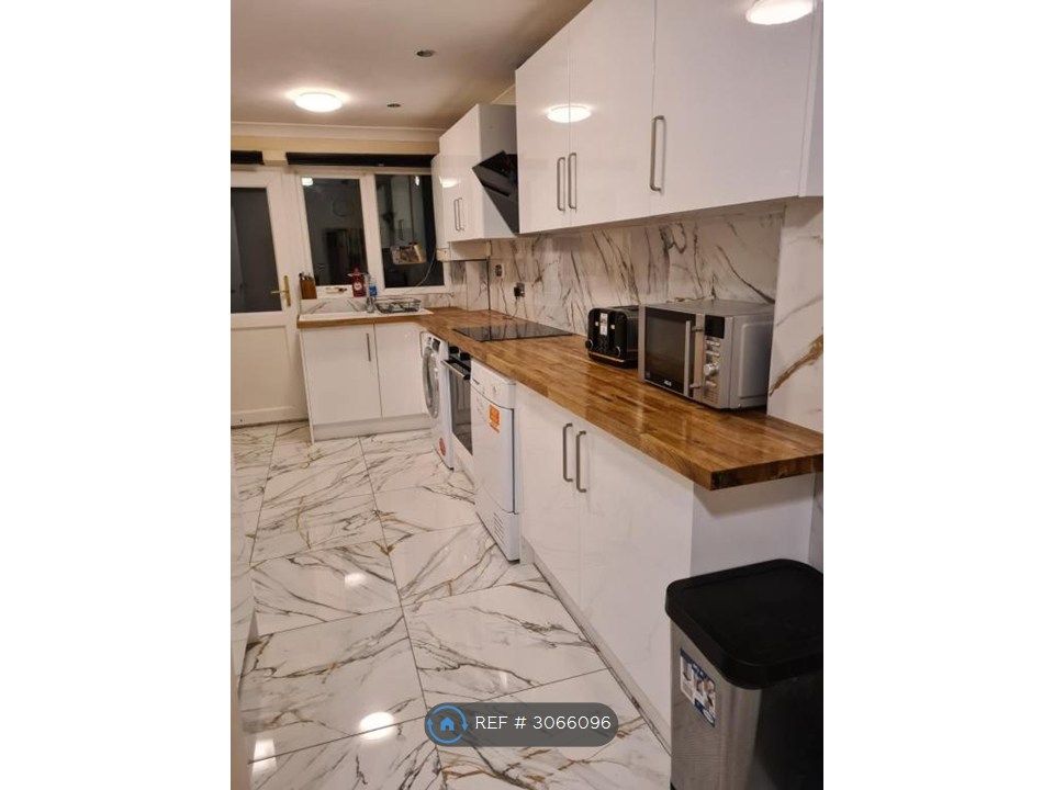 Property photo 1 of 35 Shared Kitchen