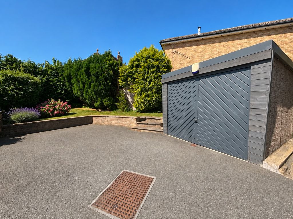 Property photo 2 of 17 Garage