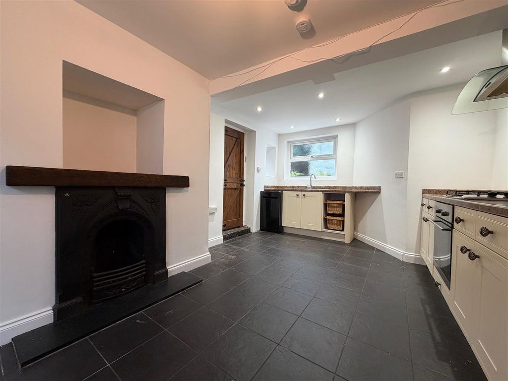 Property photo 3 of 11 Kitchen