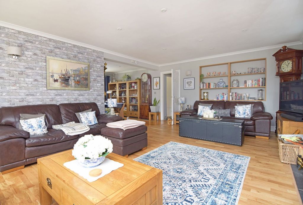 Property photo 2 of 24