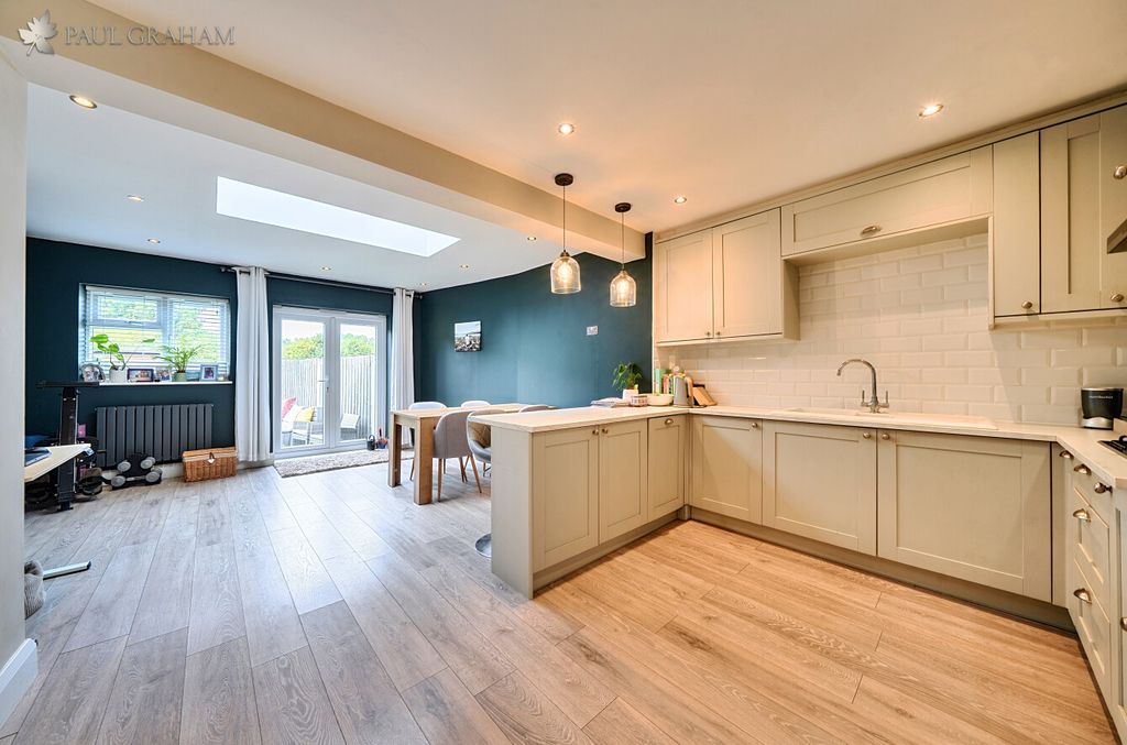 Property photo 2 of 18 158E33B1-7E74-458B-A3F8-94554F8988c0