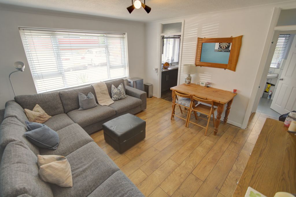 Property photo 3 of 13 Lounge B