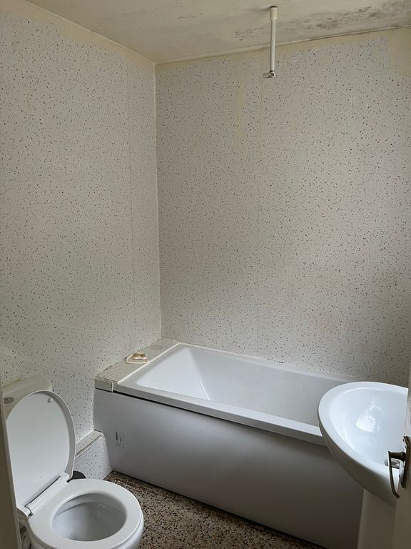 Property photo 2 of 9 Bathroom