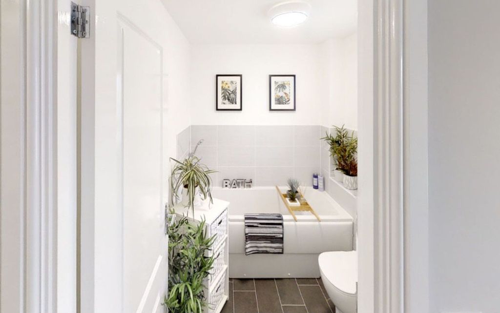 Property photo 2 of 10 Bathroom