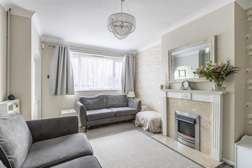 Property photo 2 of 17 Lounge