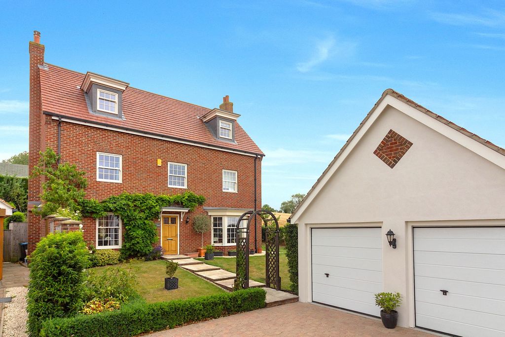 Property photo 1 of 26 Craykefields - Front