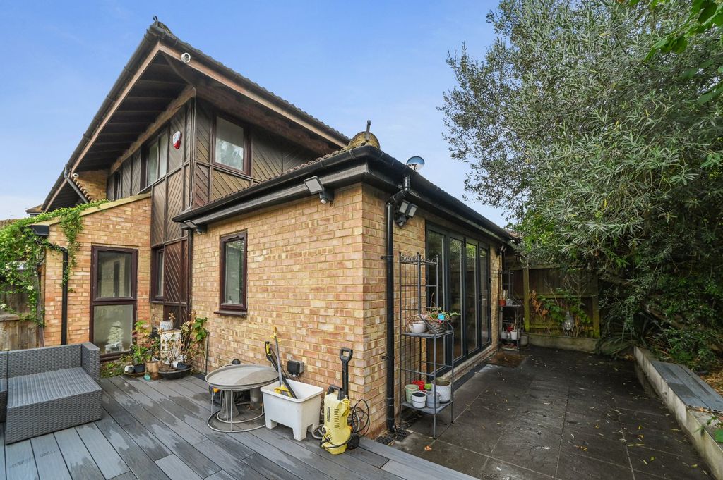 Property photo 3 of 21 External