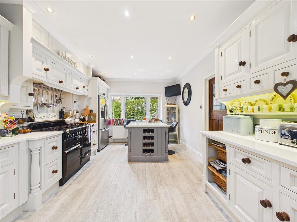 Property photo 2 of 27 Cam05193G0-Pr0108-Still030.Jpg