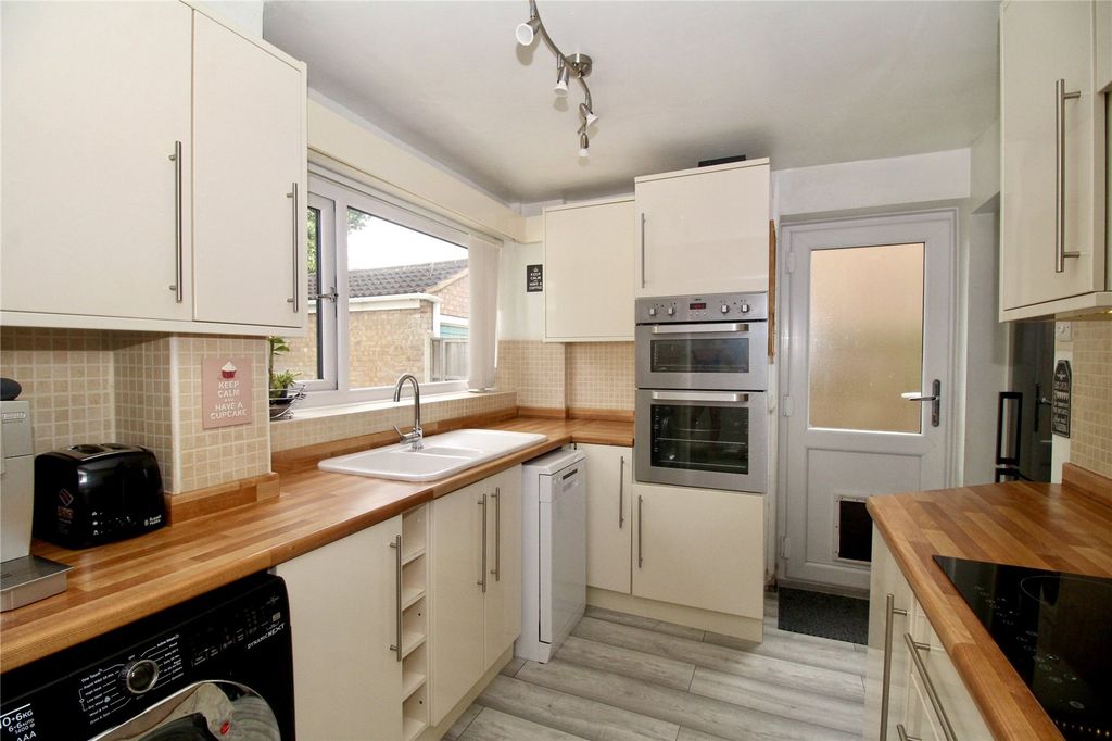 Property photo 2 of 11 Kitchen
