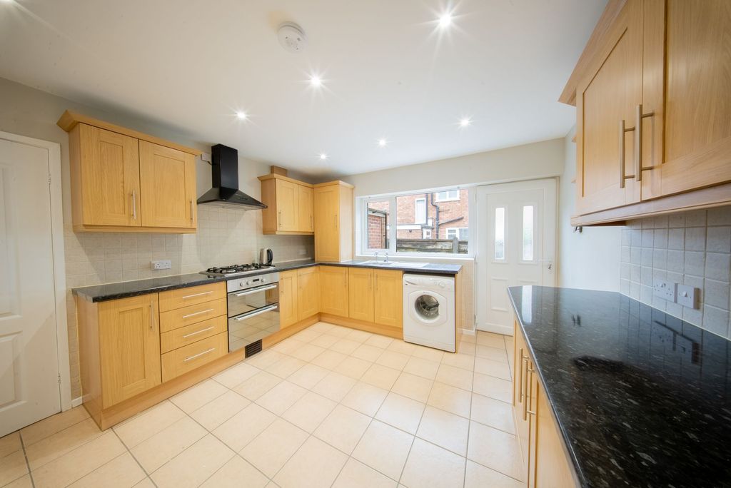 Property photo 3 of 9 Kitchen