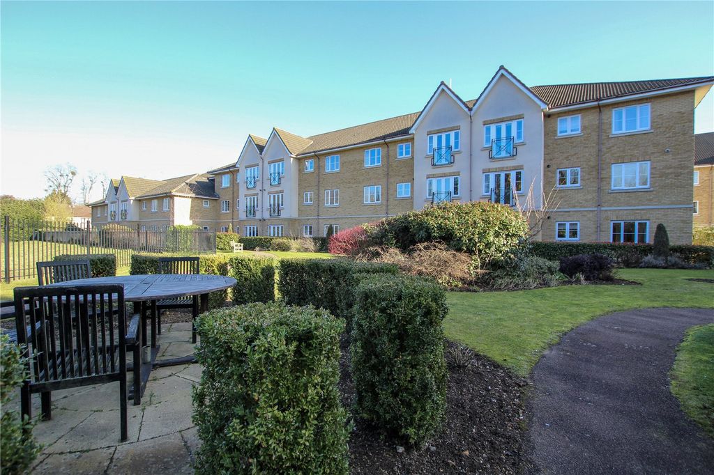 Property photo 1 of 18 Communal Gardens.