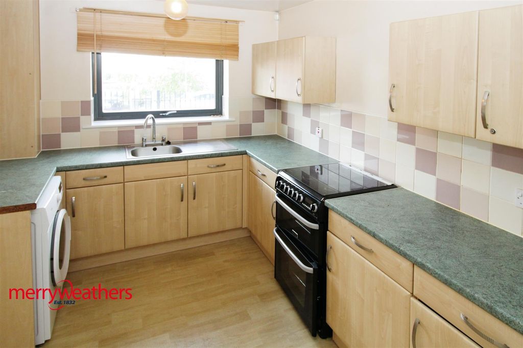 Property photo 3 of 11 Kitchen