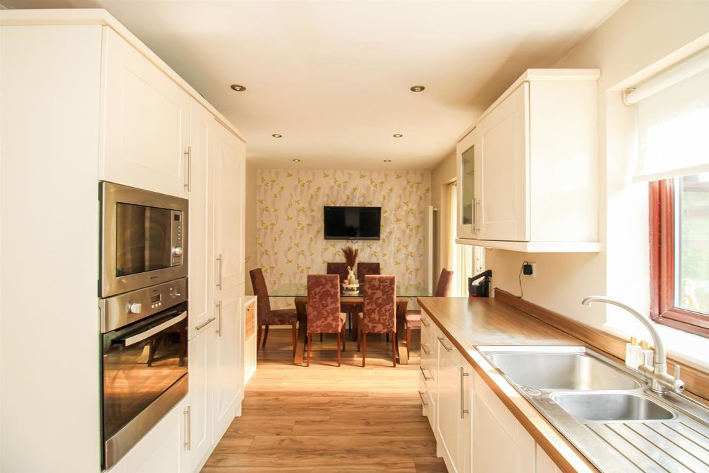 Property photo 3 of 11 Kitchen Diner
