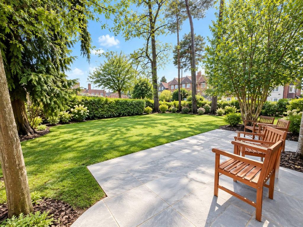 Property photo 2 of 12 Communal Gardens