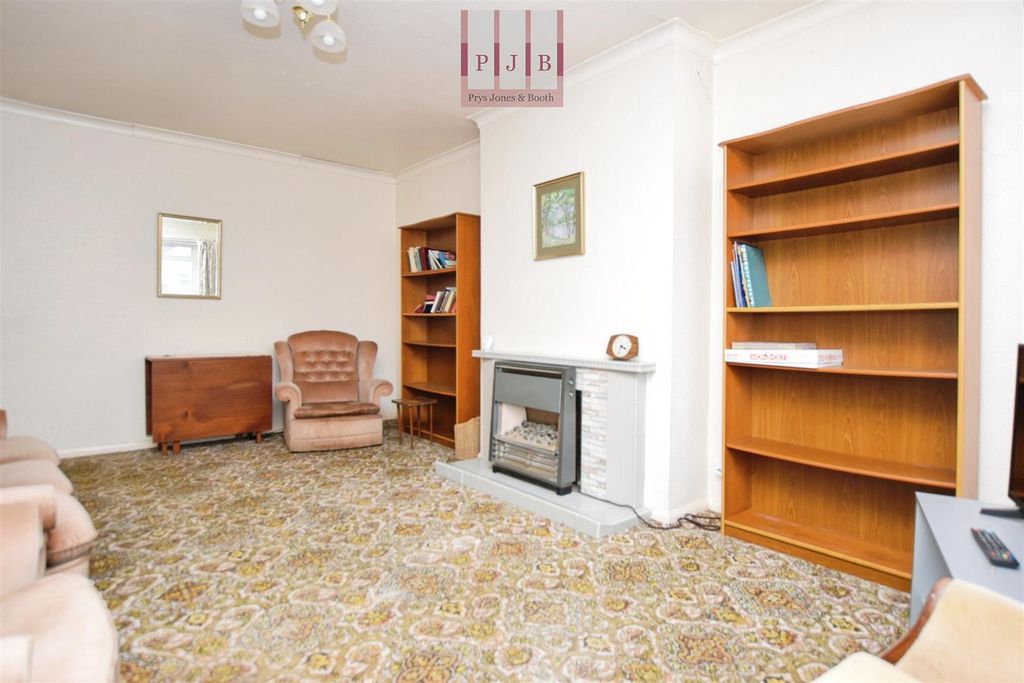 Property photo 3 of 16 Lounge V2.Jpg