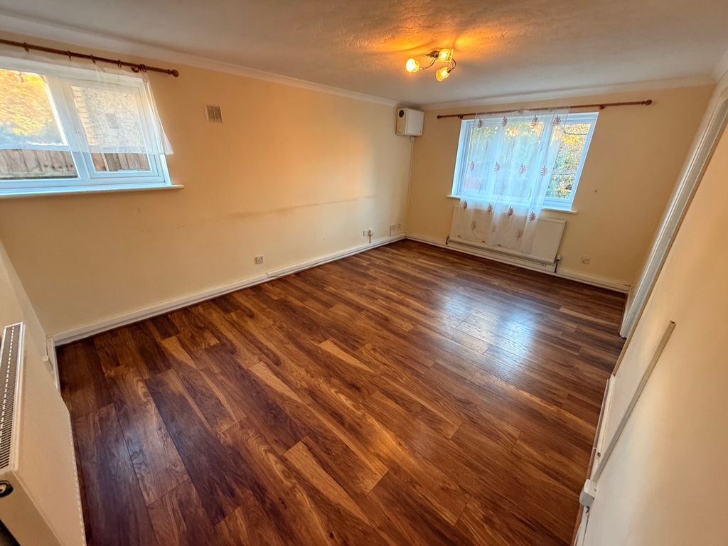 Property photo 2 of 6 Lounge