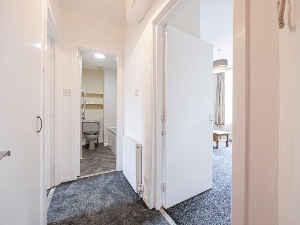Property photo 2 of 9 Hall