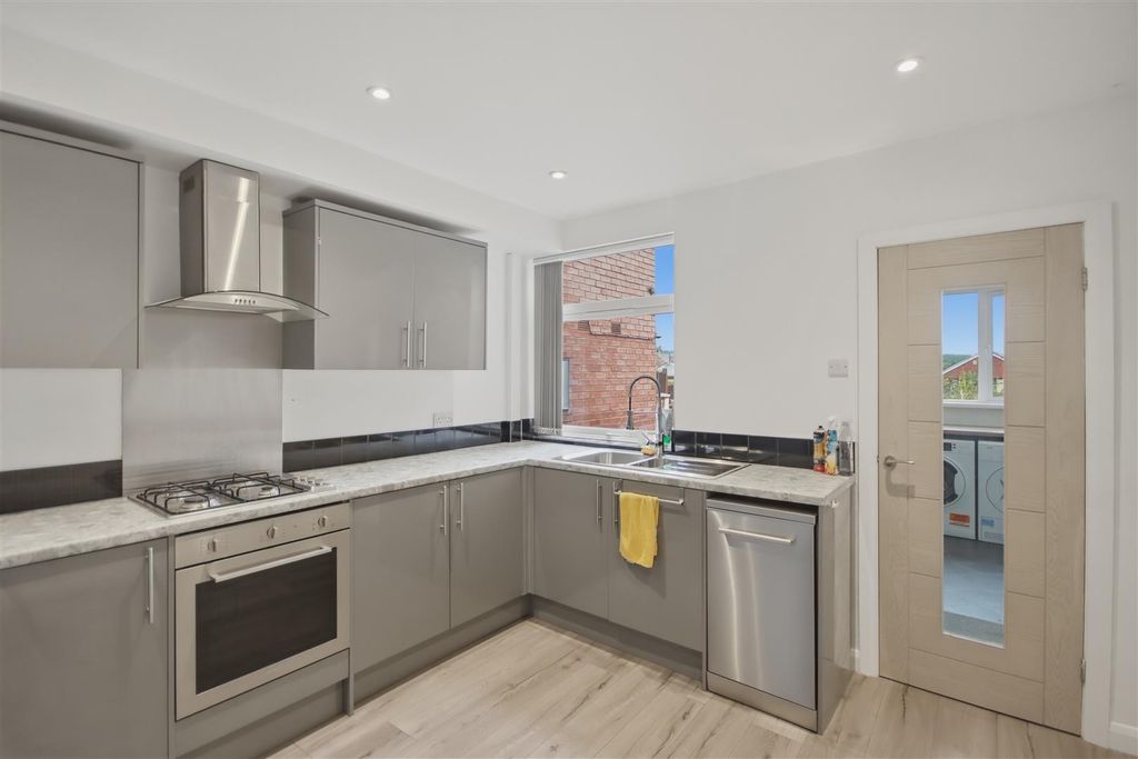 Property photo 3 of 17 Kitchen