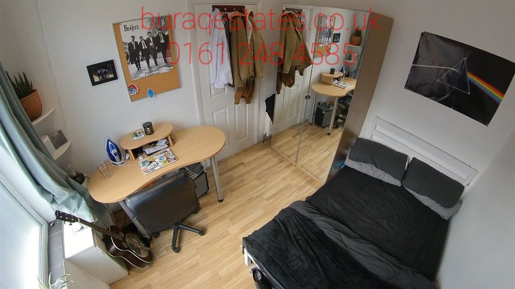 Property photo 3 of 7 Bright And Tidy Bedroom With A Large Bed, Desk, An...