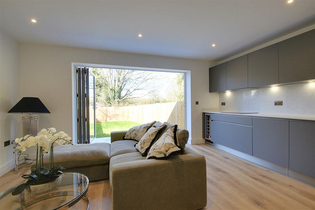 Property photo 2 of 27