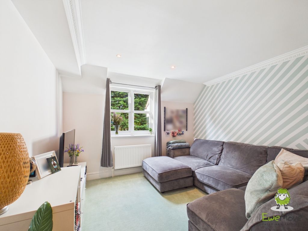 Property photo 2 of 11 Ewemove Estate Agents Basingstoke - Wessex Court
