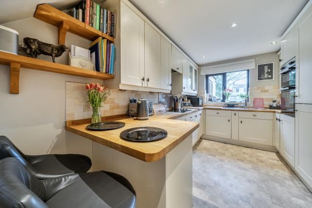 Property photo 3 of 11 Kitchen