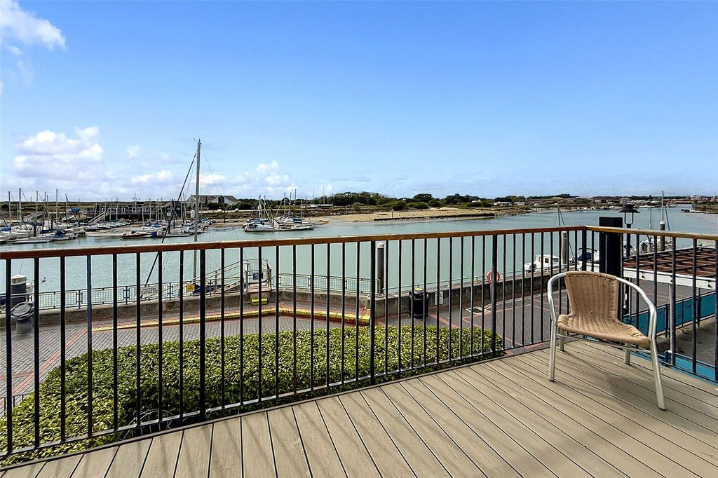 Property photo 2 of 32 Picture No. 18