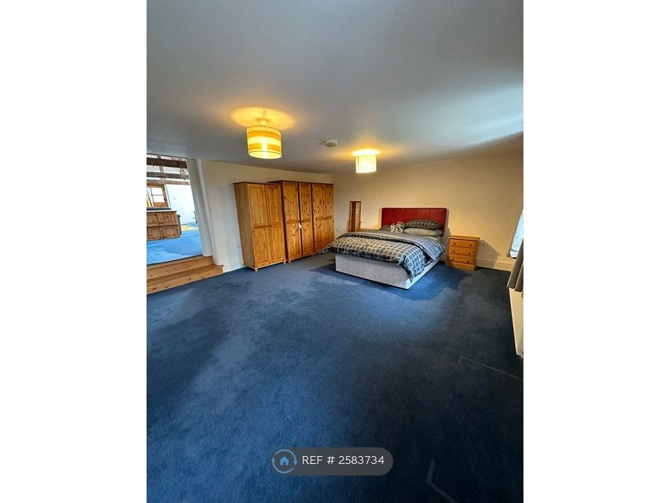 Property photo 3 of 10 Huge Bedroom