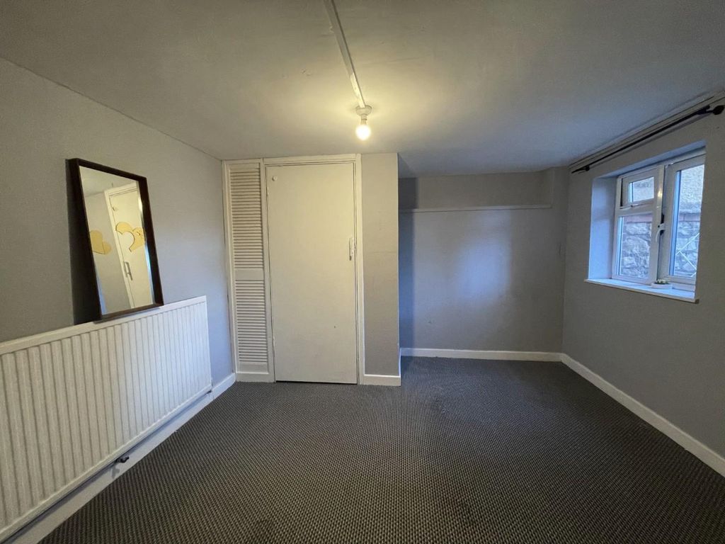 Property photo 1 of 5 Bedroom.Jpg