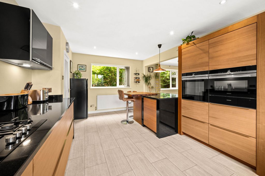 Property photo 3 of 39