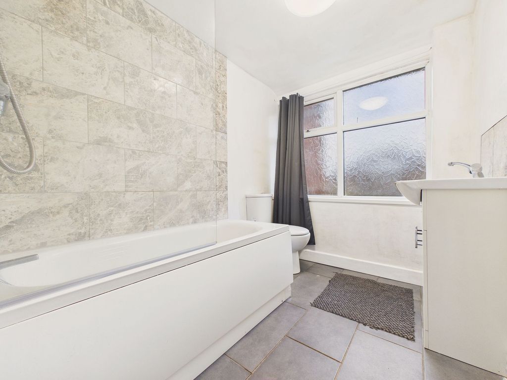 Property photo 2 of 10 Bathroom