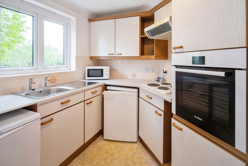 Property photo 3 of 10 Kitchen