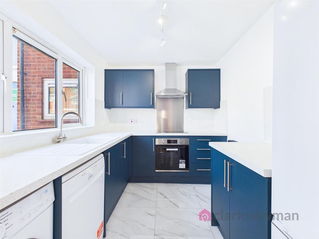 Property photo 1 of 10 Kitchen