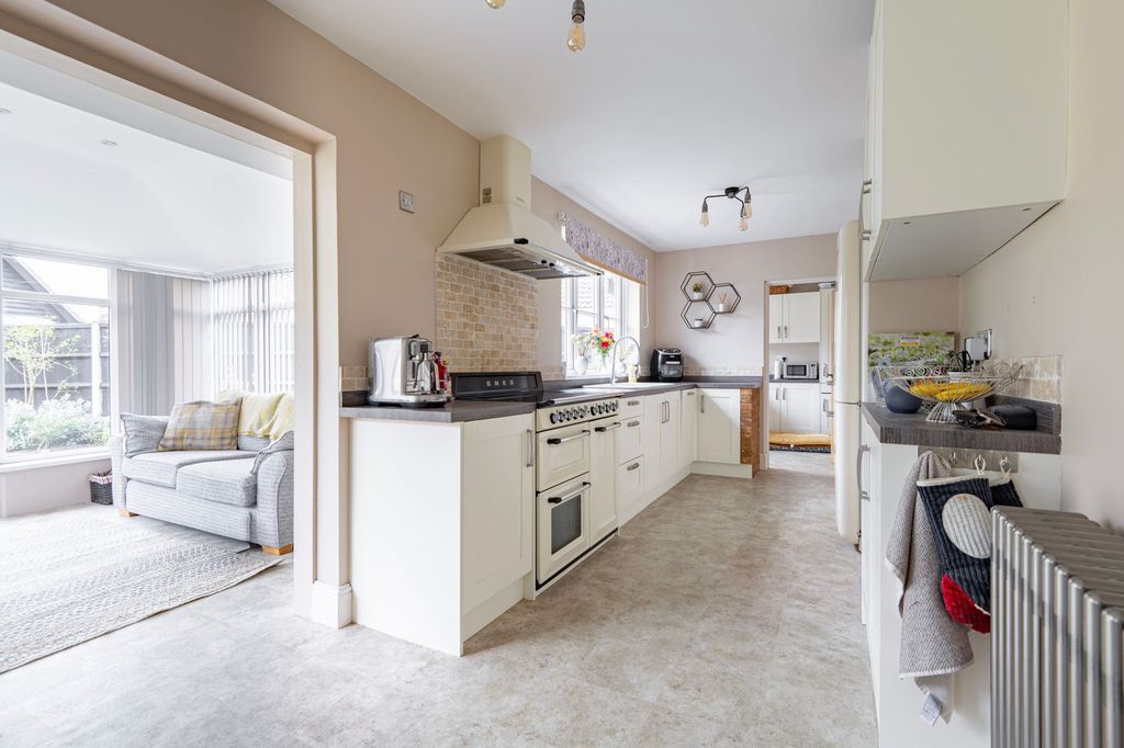 Property photo 2 of 28