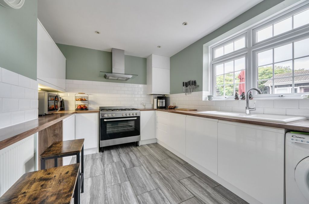 Property photo 2 of 21 5215422