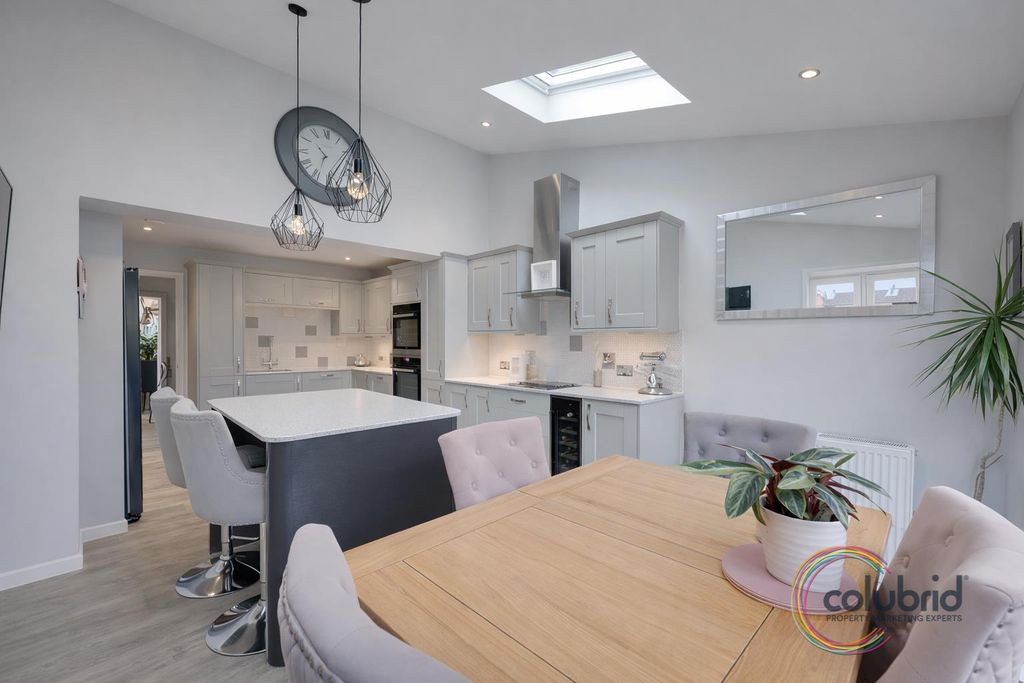 Property photo 3 of 28