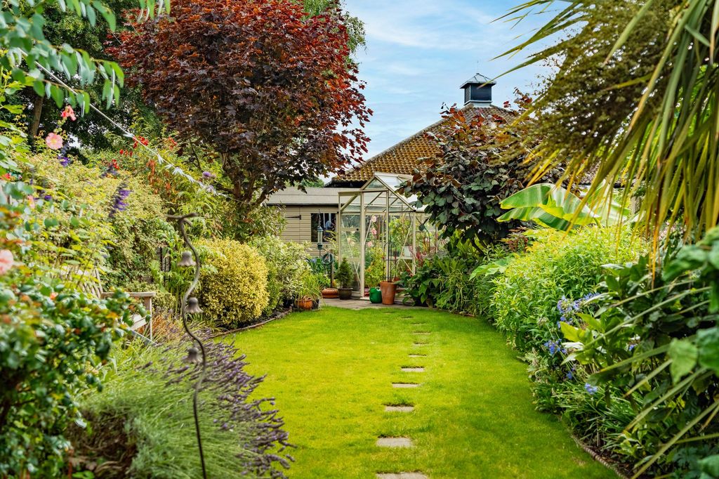 Property photo 2 of 33