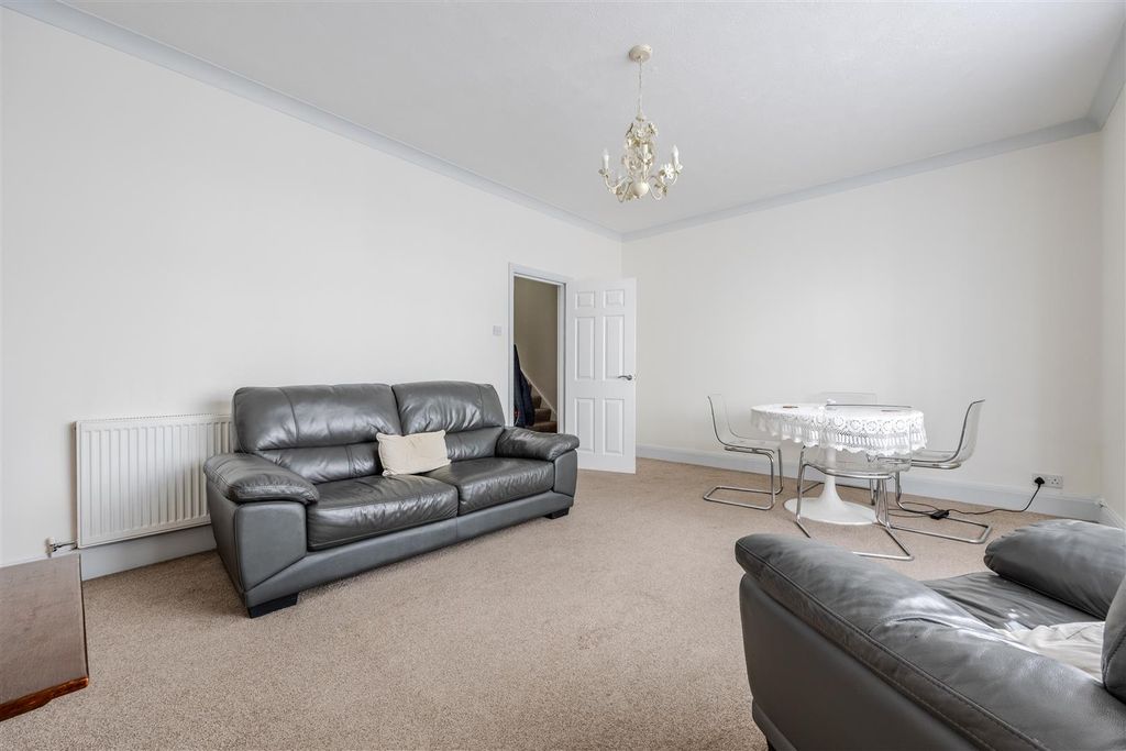 Property photo 3 of 11 Lounge