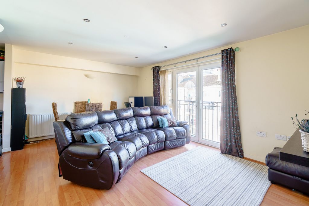 Property photo 1 of 10 8412093-Interior07-800