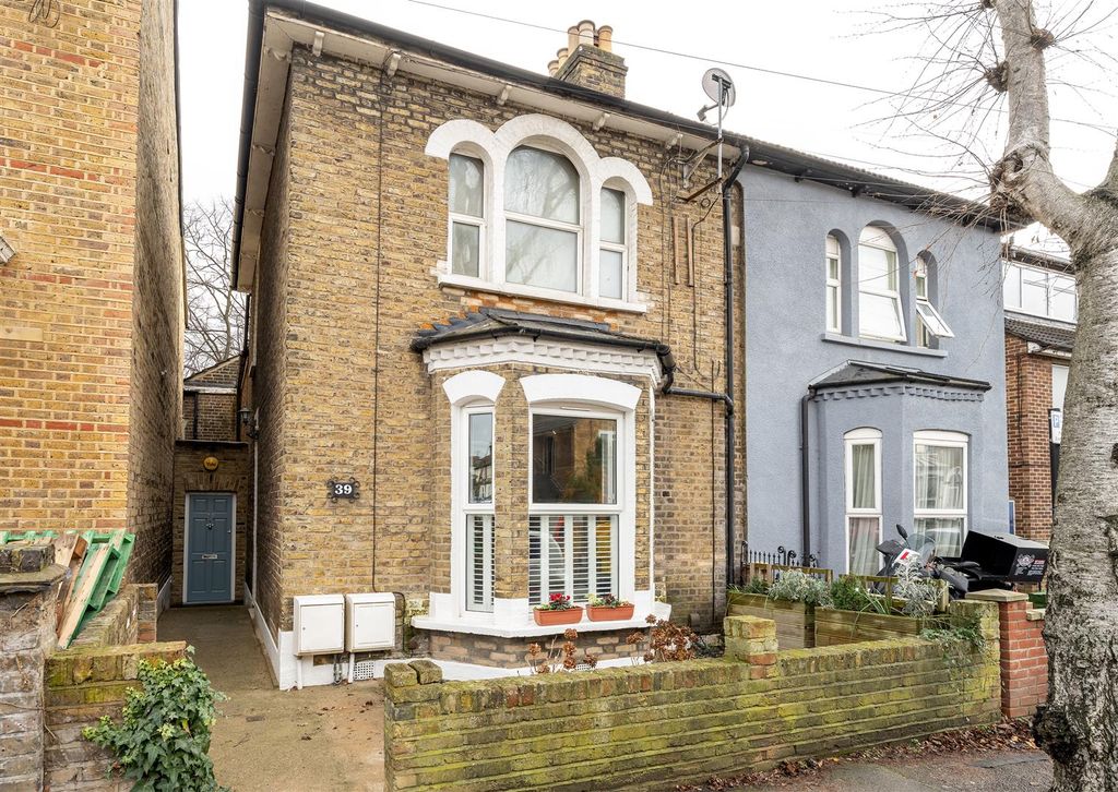 Property photo 2 of 17 Clarendon Road, E17