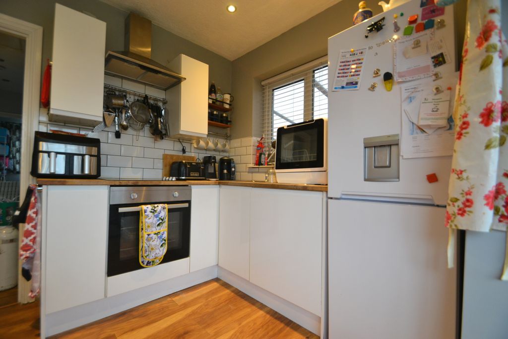 Property photo 3 of 10 Kitchen