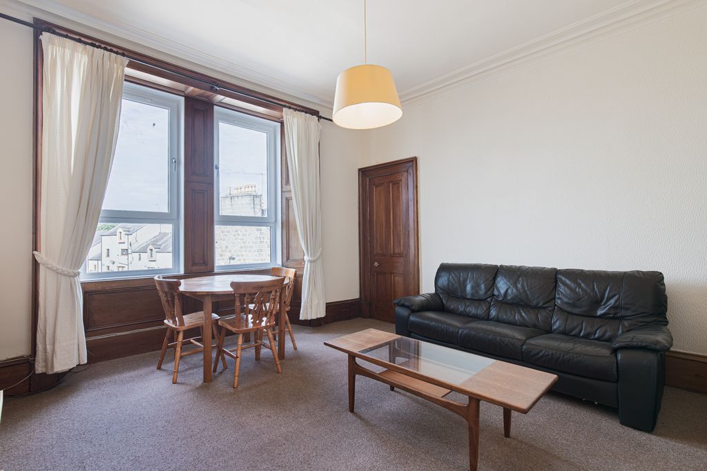 Property photo 1 of 10 Living1