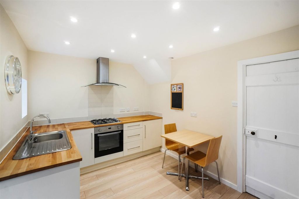 Property photo 3 of 11 Kitchen Diner